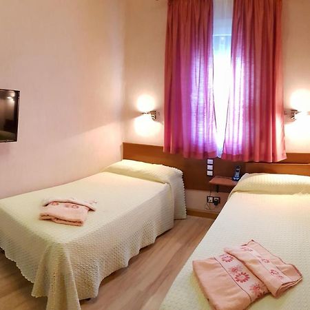 Hostal De La Torre Hostal Economico 巴利亚多利德 外观 照片