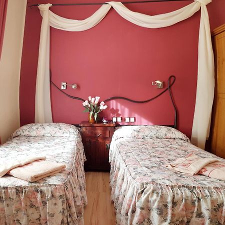 Hostal De La Torre Hostal Economico 巴利亚多利德 外观 照片