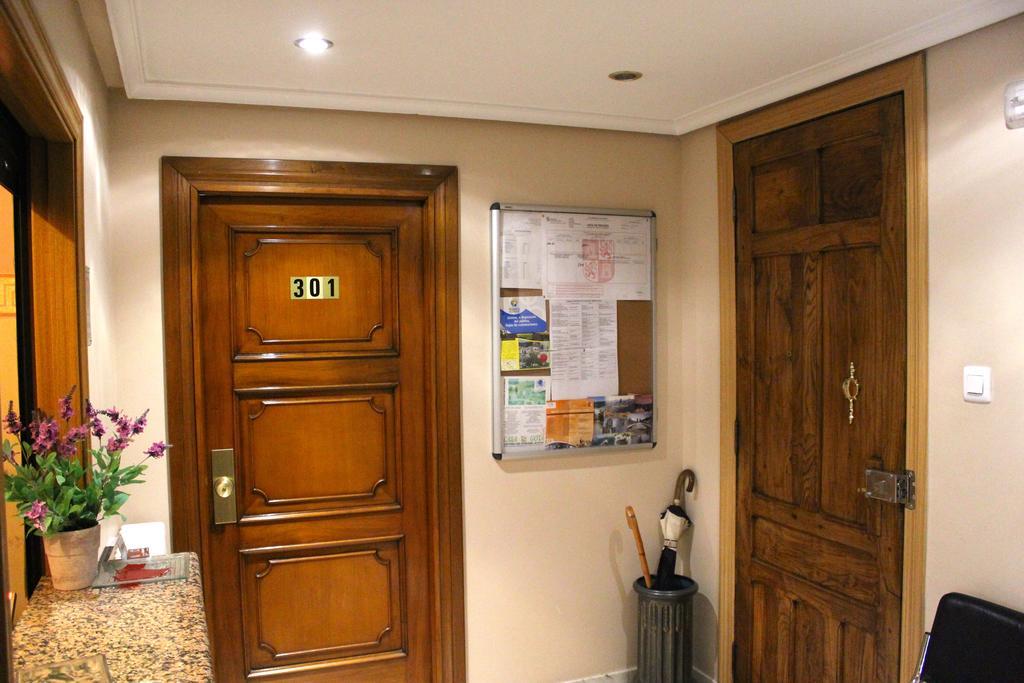 Hostal De La Torre Hostal Economico 巴利亚多利德 外观 照片