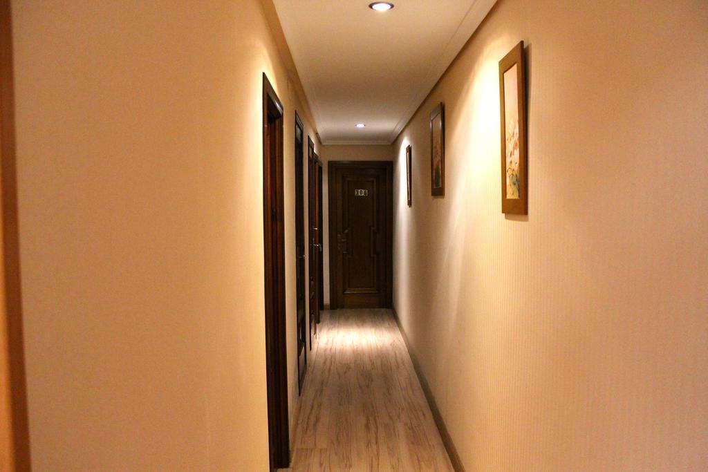 Hostal De La Torre Hostal Economico 巴利亚多利德 外观 照片