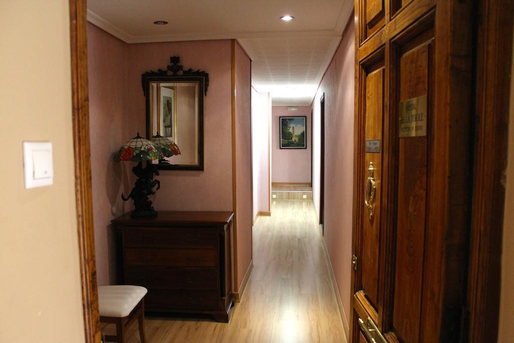 Hostal De La Torre Hostal Economico 巴利亚多利德 外观 照片