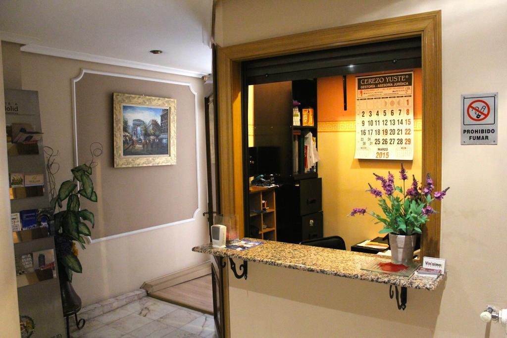 Hostal De La Torre Hostal Economico 巴利亚多利德 外观 照片