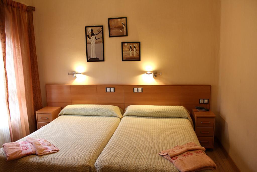 Hostal De La Torre Hostal Economico 巴利亚多利德 客房 照片