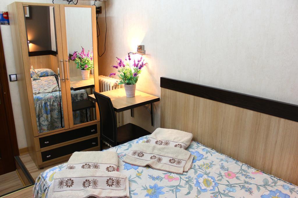 Hostal De La Torre Hostal Economico 巴利亚多利德 客房 照片