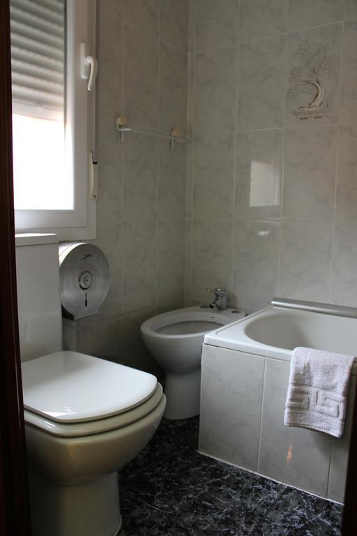 Hostal De La Torre Hostal Economico 巴利亚多利德 客房 照片