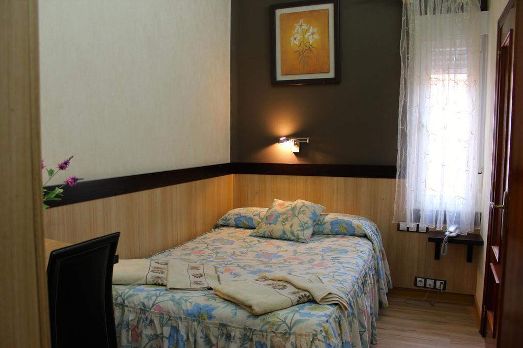 Hostal De La Torre Hostal Economico 巴利亚多利德 客房 照片