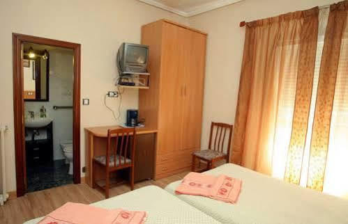 Hostal De La Torre Hostal Economico 巴利亚多利德 外观 照片