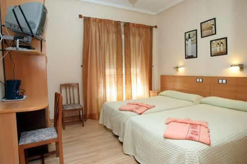 Hostal De La Torre Hostal Economico 巴利亚多利德 外观 照片