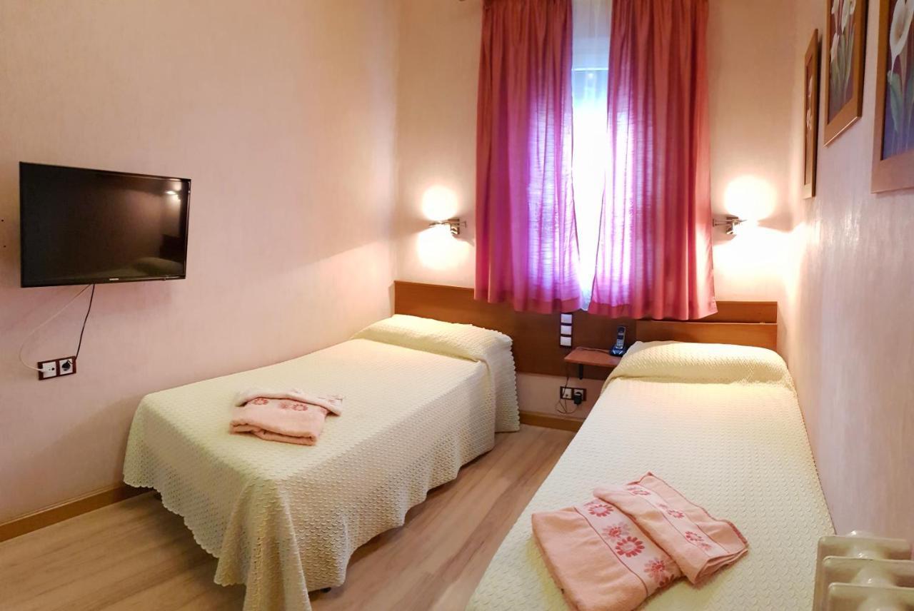 Hostal De La Torre Hostal Economico 巴利亚多利德 外观 照片