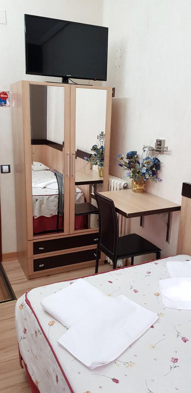 Hostal De La Torre Hostal Economico 巴利亚多利德 外观 照片