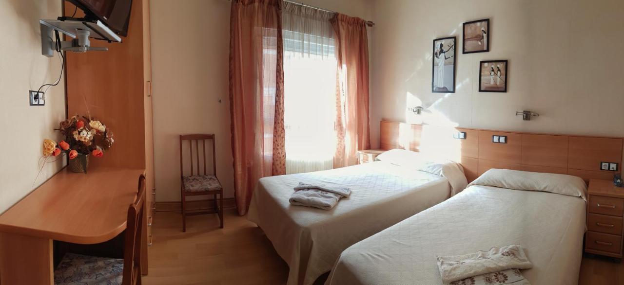 Hostal De La Torre Hostal Economico 巴利亚多利德 外观 照片