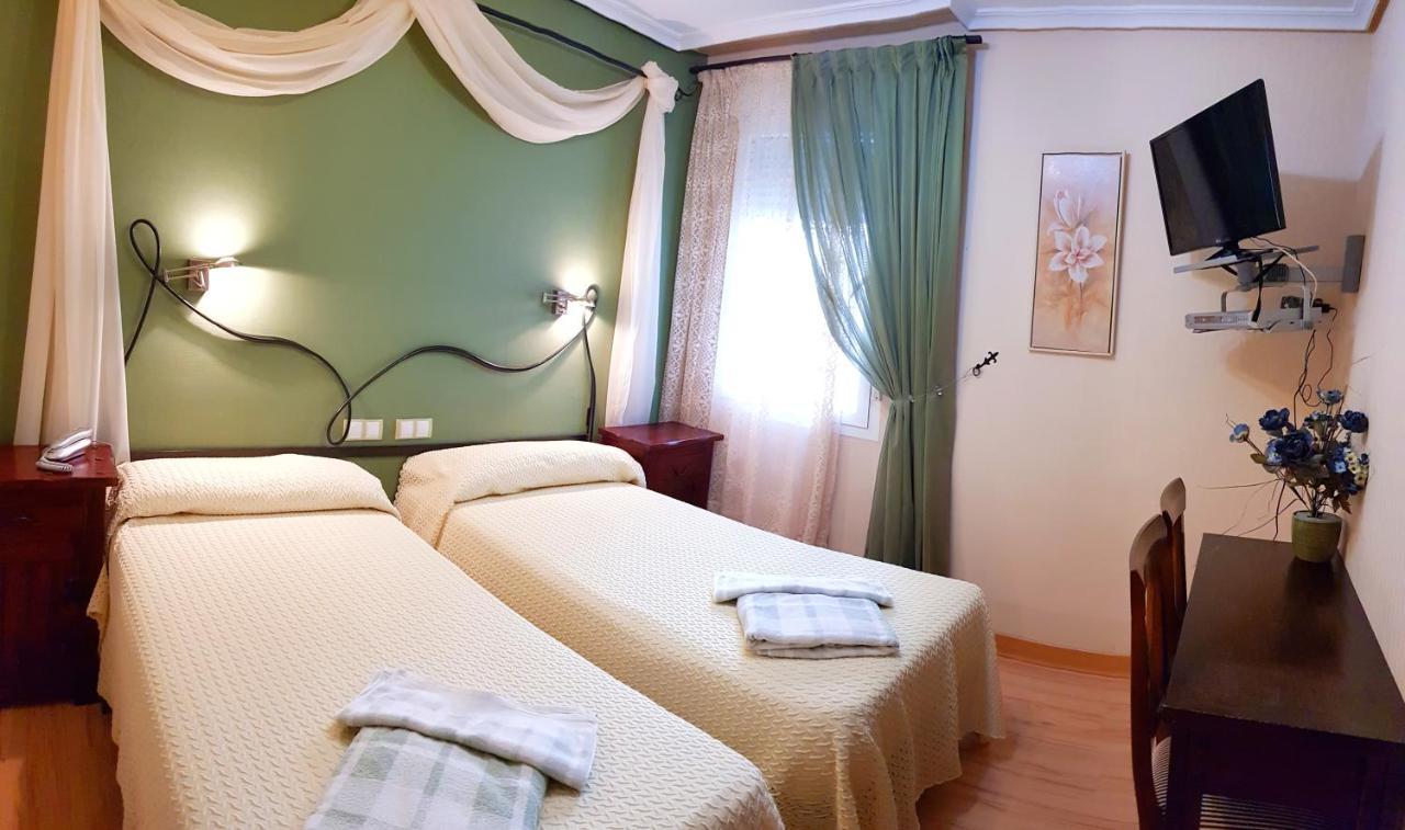 Hostal De La Torre Hostal Economico 巴利亚多利德 外观 照片